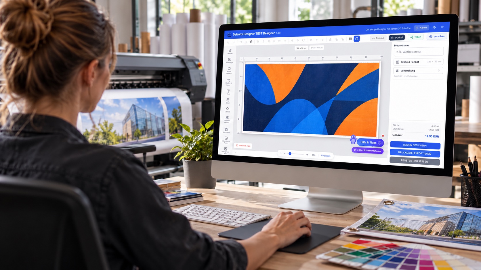 Person gestaltet ein blau-oranges Werbebanner im Selenny Designer auf einem Monitor